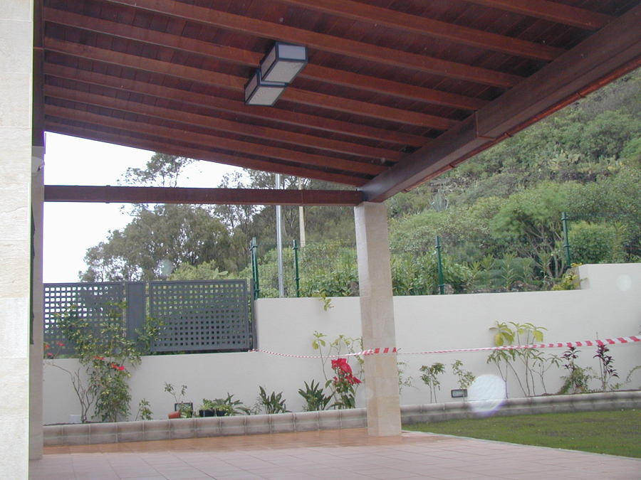 porche-de-jardin-de-una-vivienda-de-estilo-semirustico_568153
